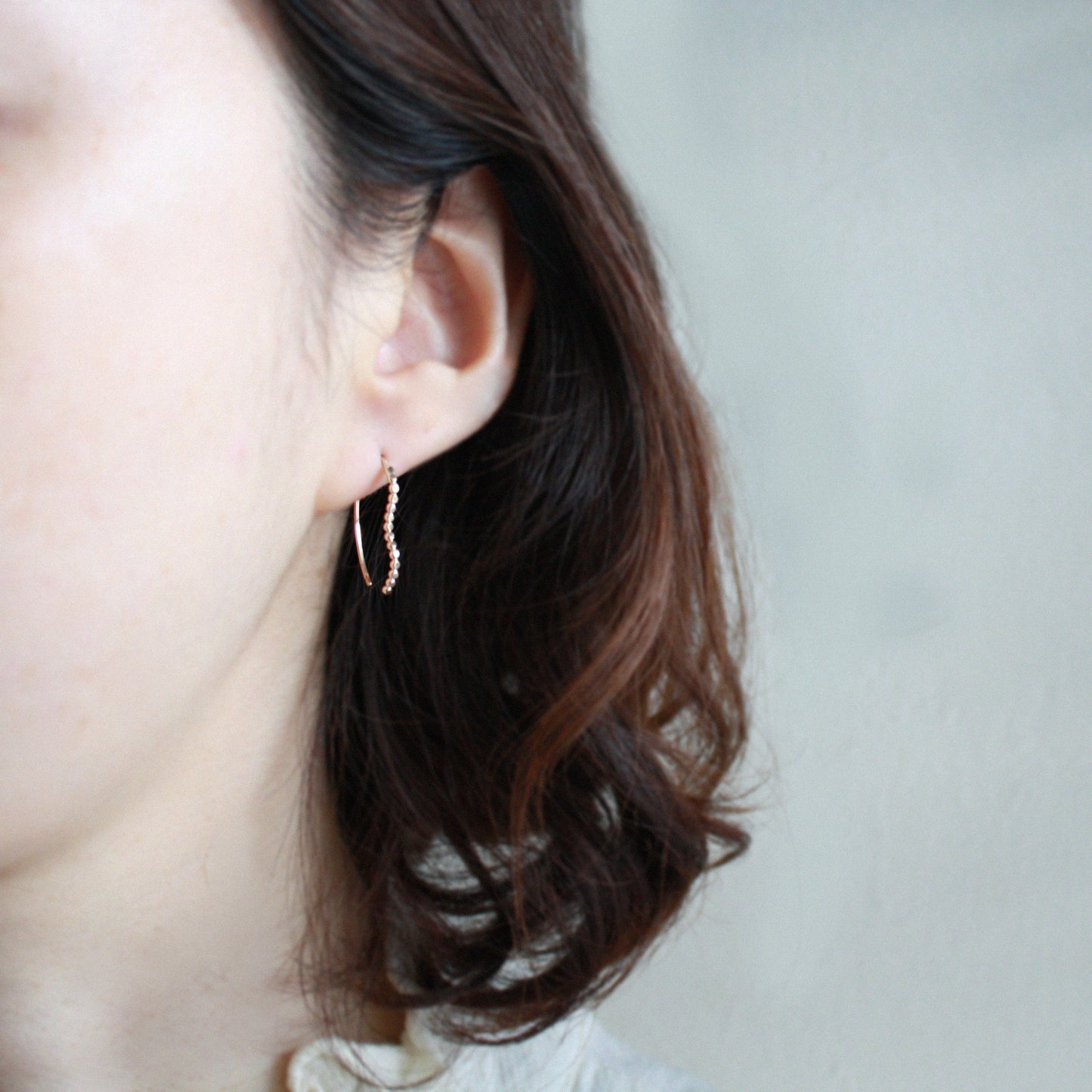 beaded wavy threader earrings