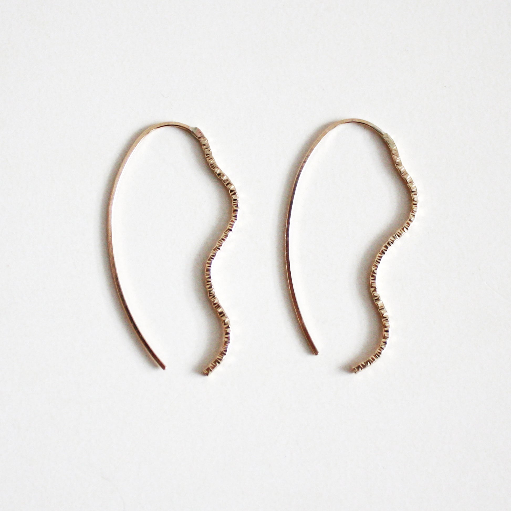 gold sparkle wavy threader earrings