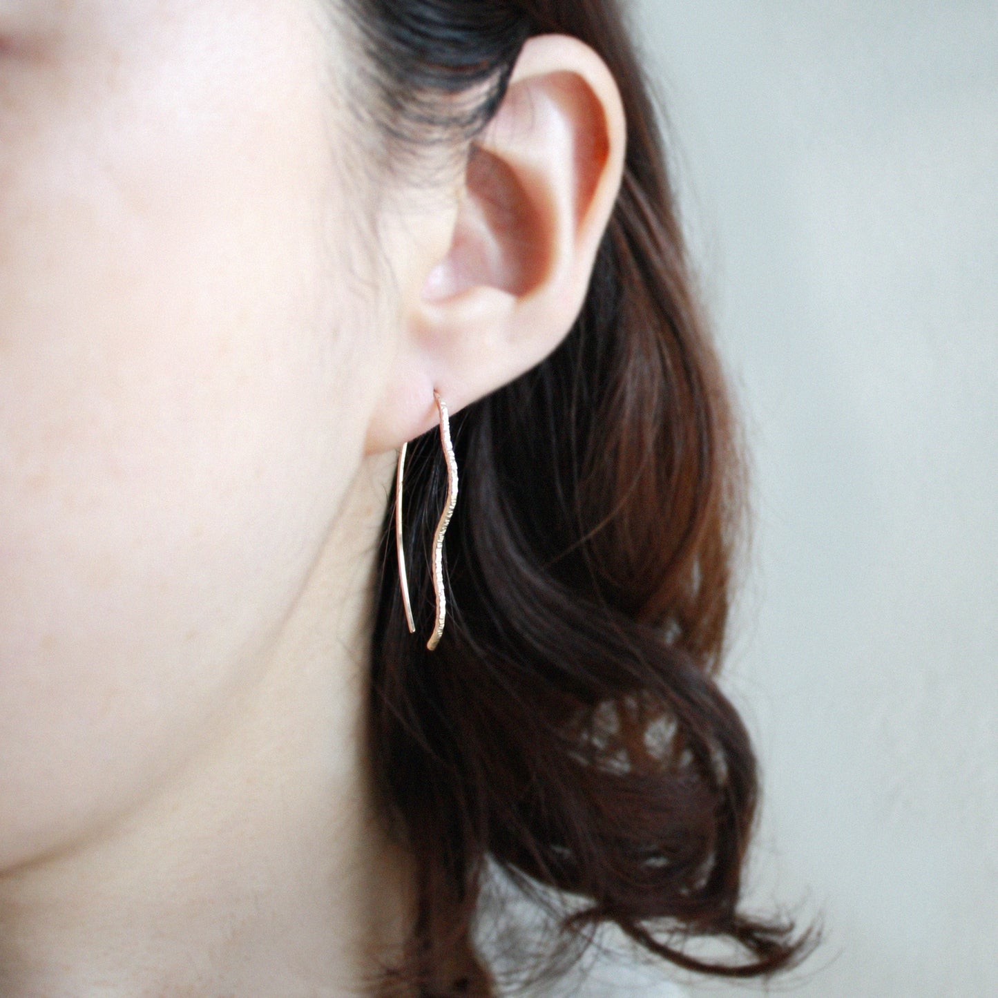 sparkle wavy threader earrings