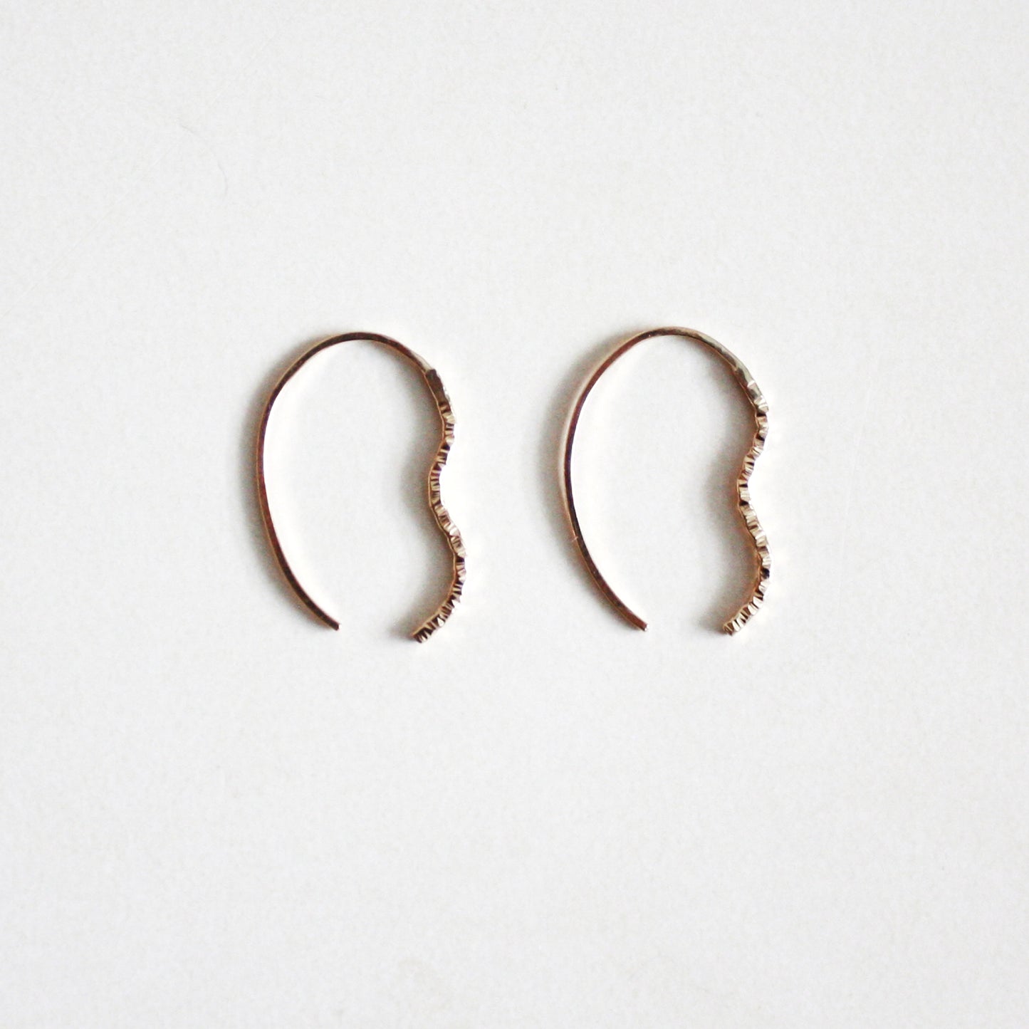 sparkle wavy threader earrings gold