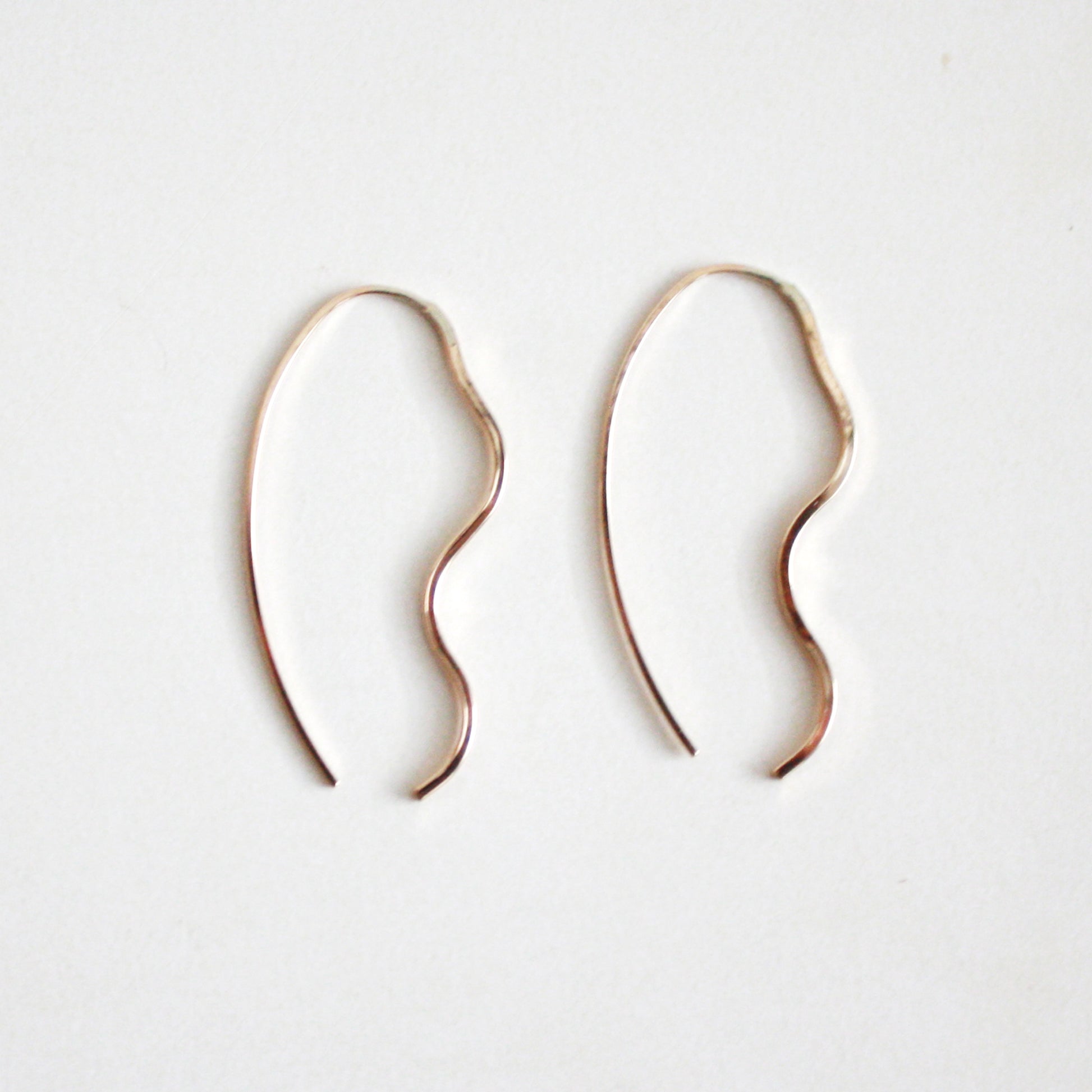 gold wavy threader earrings