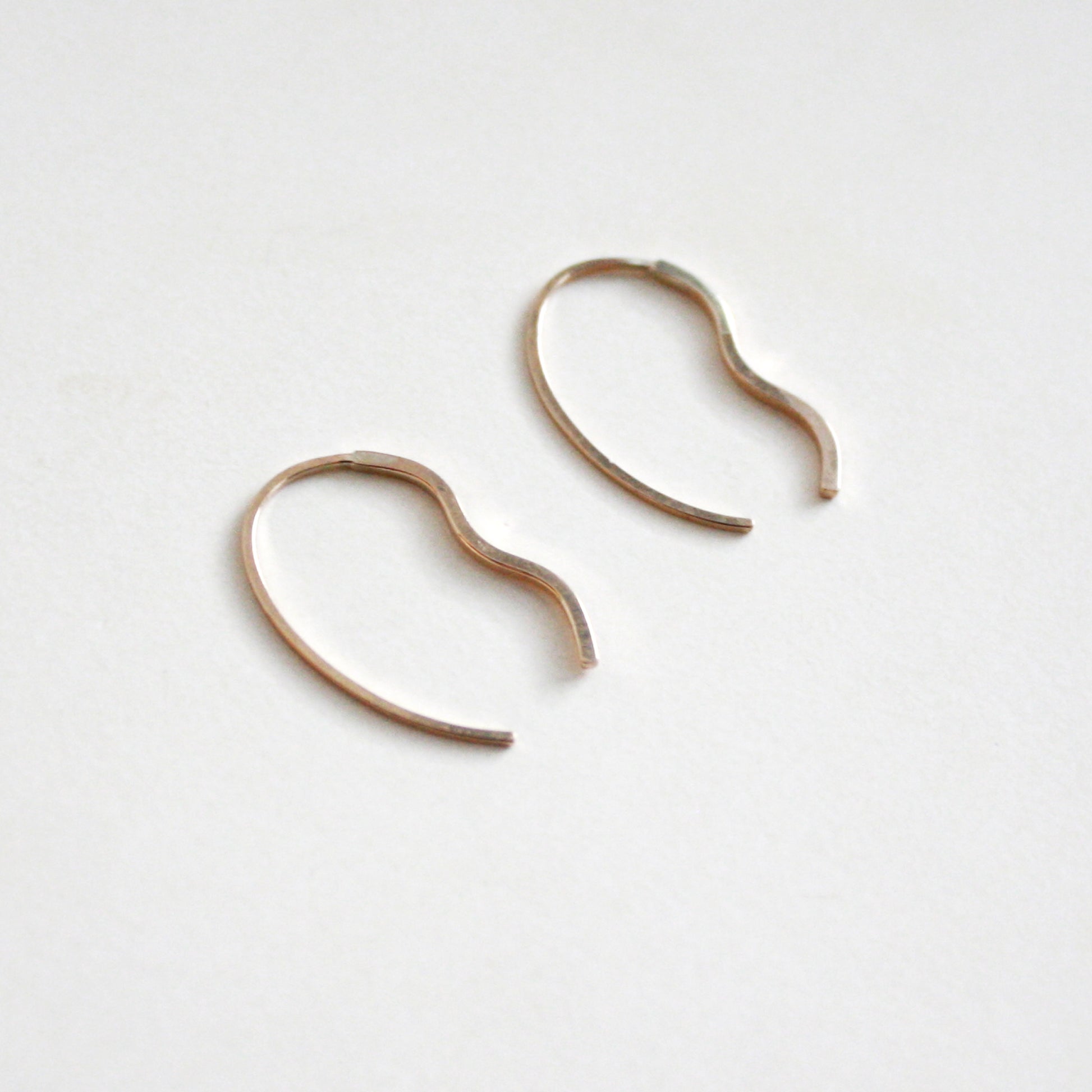 gold wavy threader earrings